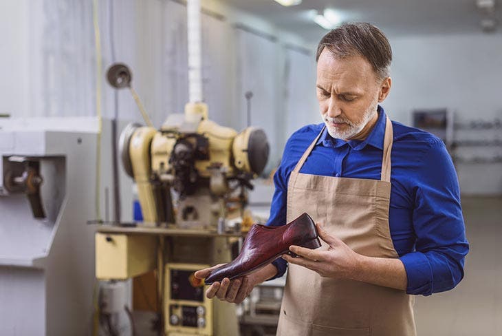 Confier sa chaussure serrée à un professionnel