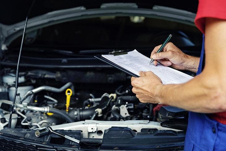 Contrôle et entretien d’une voiture par un expert mécanicien