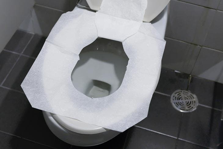 Couvrir le siège des toilettes avec du papier