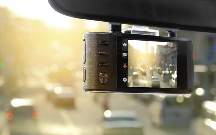 Dashcam sous le rétroviseur central