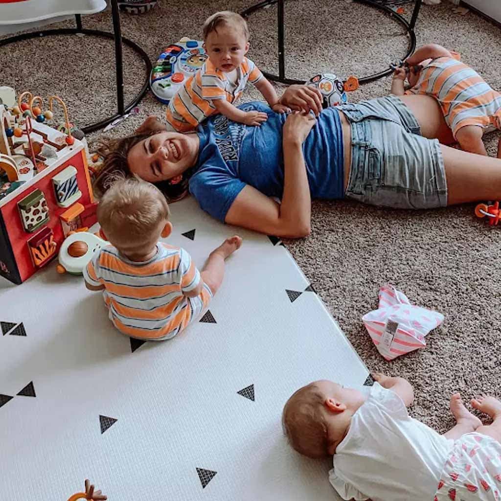 Dayna Childress joue avec ses enfants