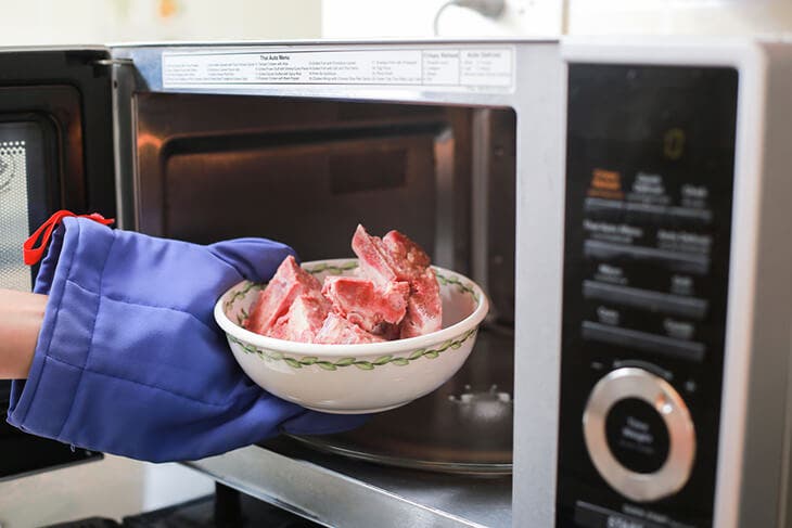 Décongeler de la viande au micro-ondes 