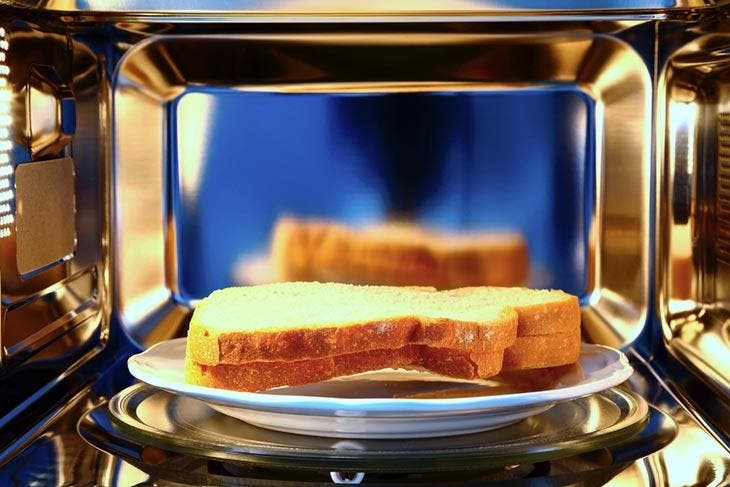 Décongeler le pain au micro-onde