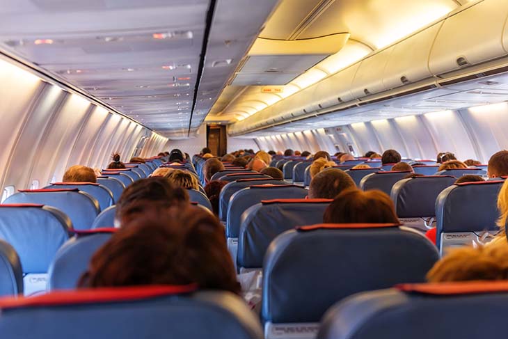 Des passagers à l’intérieur d’avion 