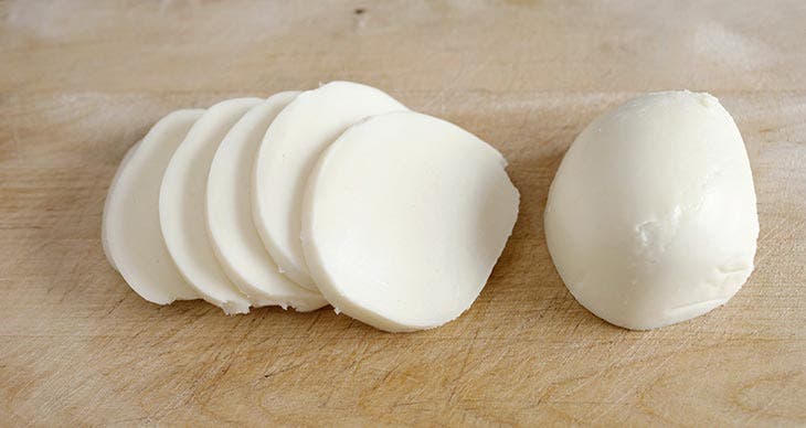 Des tranches de mozzarella 