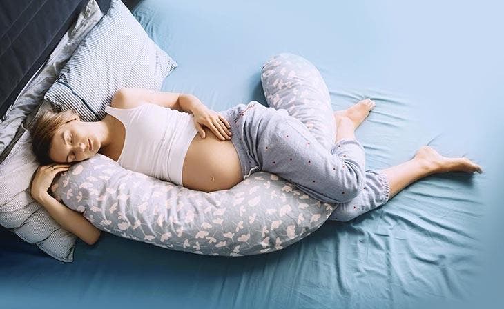 Dormir avec un coussin enceinte