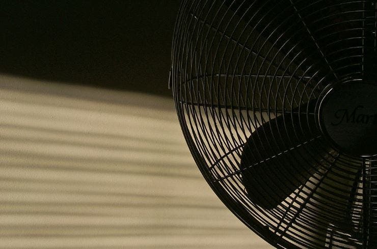 Dormir avec un ventilateur la nuit est terrible pour votre santé