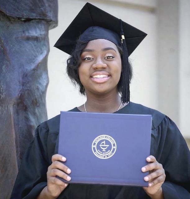 Dorothy prend son diplôme