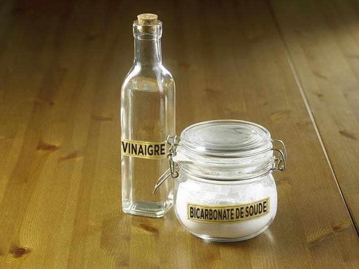 Du vinaigre blanc et du bicarbonate de soude