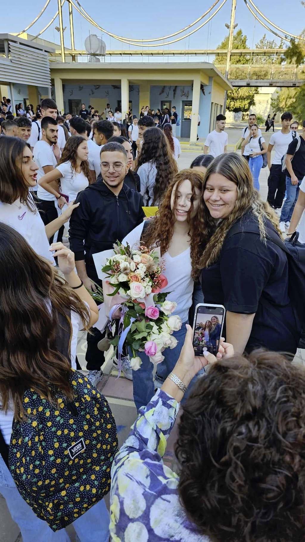 Elisavet Christoforou avec un bouquet de fleurs