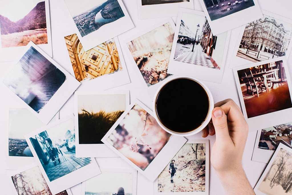 Ensemble de photos et une tasse de café