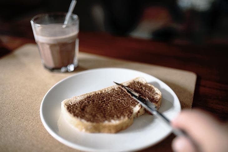 Etaler la pâte de chocolat sur un toast