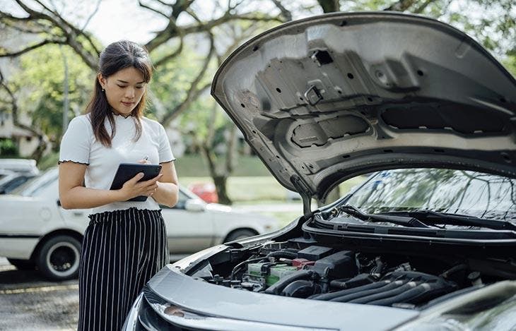 Expert inspectant un véhicule