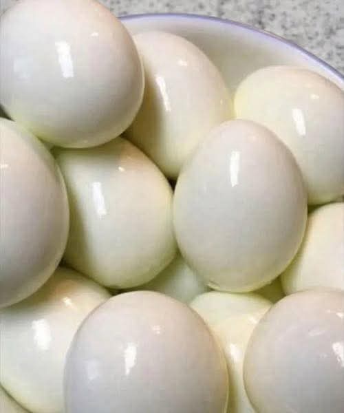 Œufs durs prêts à être consommés, présentés dans un bol
