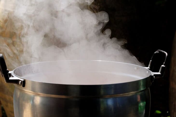 Faire bouillir l’eau dans une casserole 