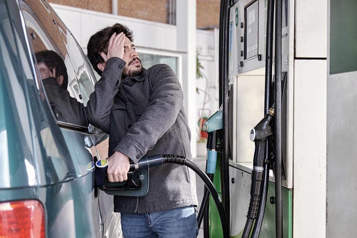 Faire le plein en constatant le prix du carburant