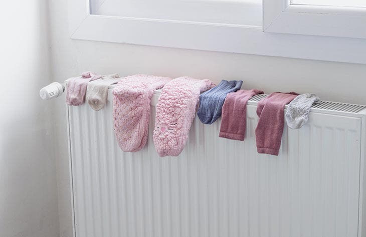 Faire sécher le linge sur le radiateur. source : spm