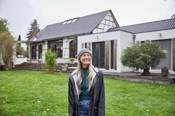 Femme à l'extérieur de sa maison