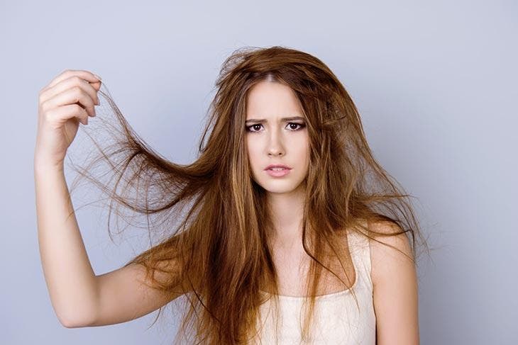 Femme inquiète de l’état de ses cheveux