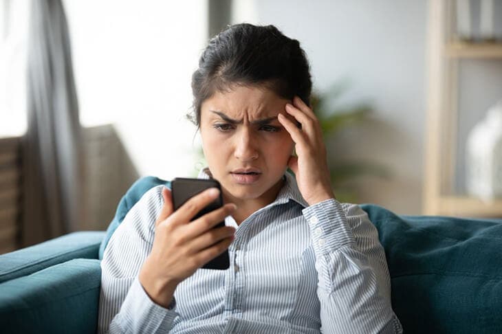 Femme préoccupée avec son téléphone portable 