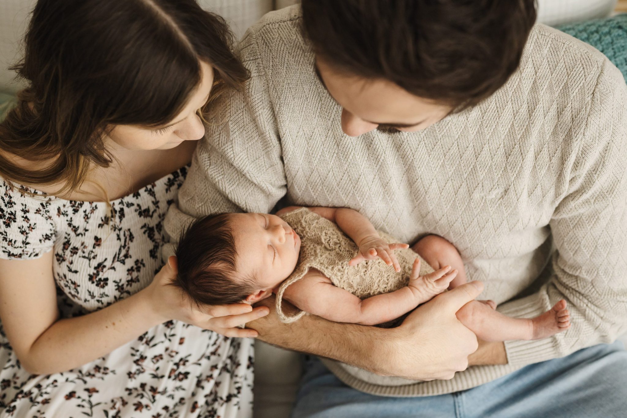 Nouveau-né endormi, enveloppé dans un tissu doux