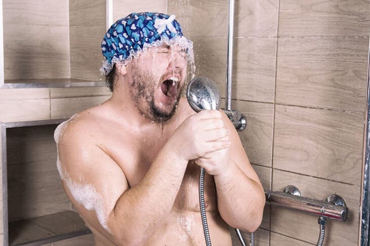 Homme qui chante sous la douche 