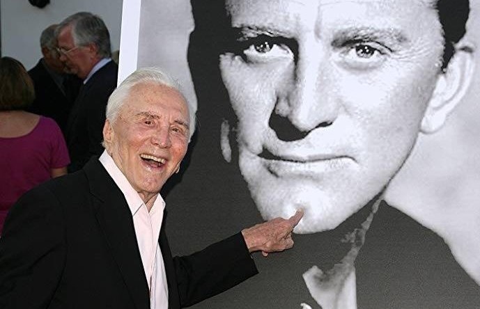 Kirk Douglas en conversation, dans un moment d'échange engagé