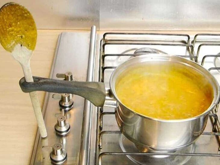 Insérer la cuillère en bois dans le trou du manche de la casserole 