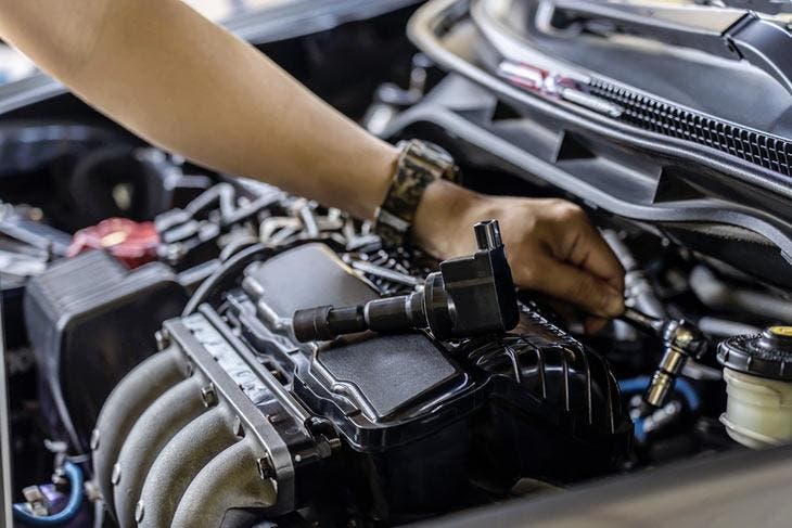 Inspection d’un moteur de voiture