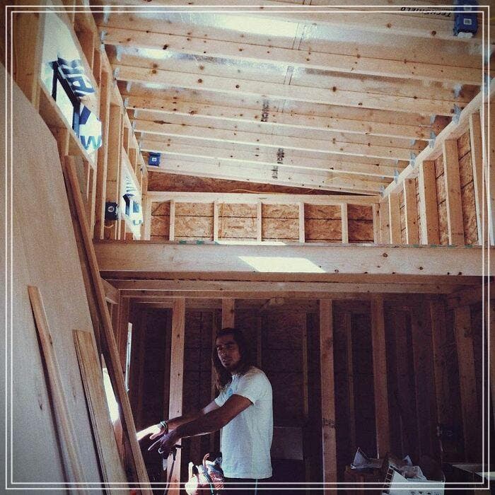 Joël Weber à l'intérieur de sa cabane