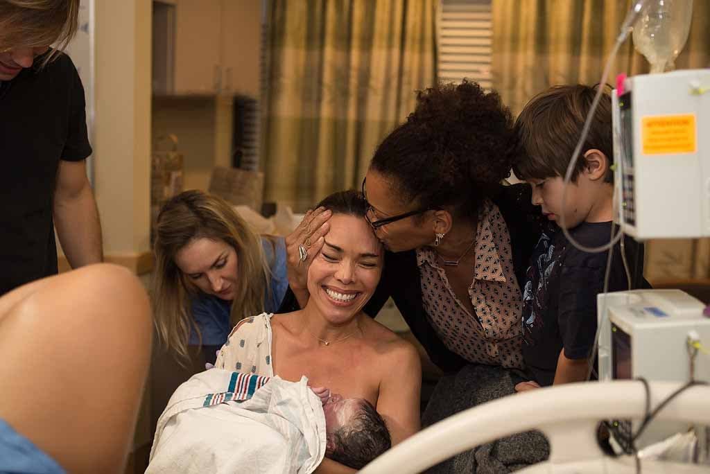 Kim Overton avec son bébé dans les bras