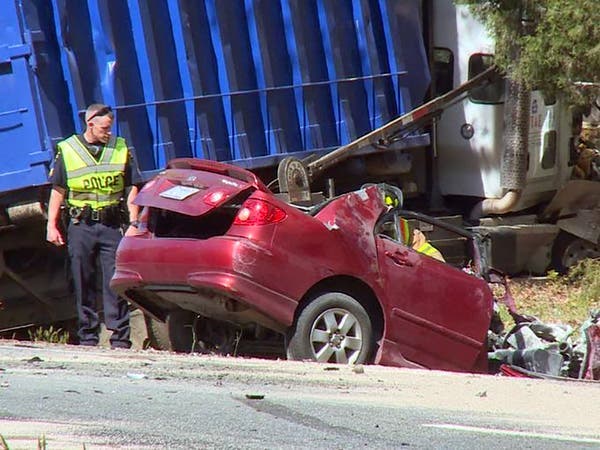 a police trouve une femme de 32 ans morte dans un accident de voiture 