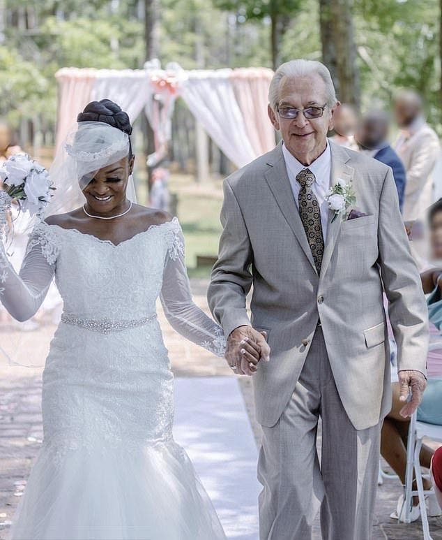 Le couple marié Miracle Pogue et son mari Charles Pogue