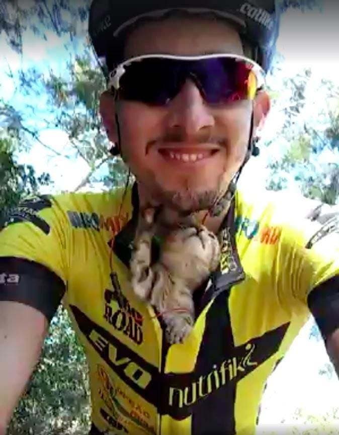 Le cycliste Vitor Fonseca avec le chaton2