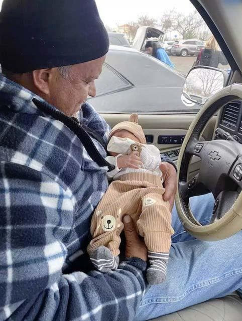 Le grand père avec le fils