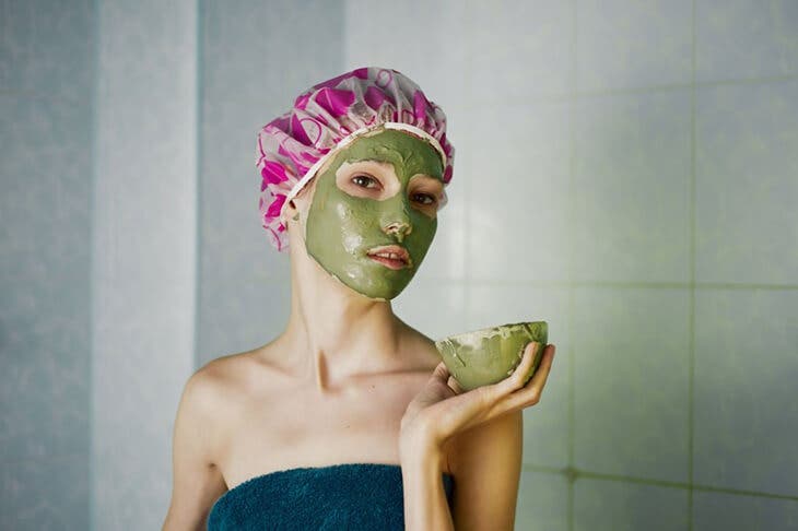 Le masque à l’argile verte sur le visage 