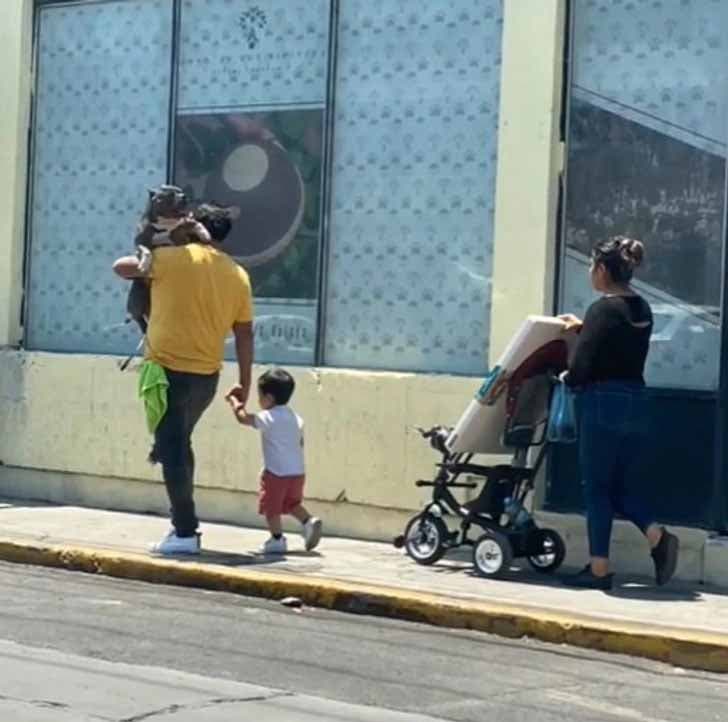 Le papa porte sans chien et tient son fils