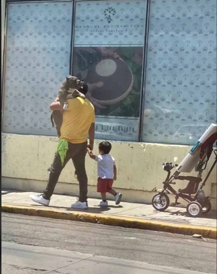 Le papa porte sans chien et tient son fils