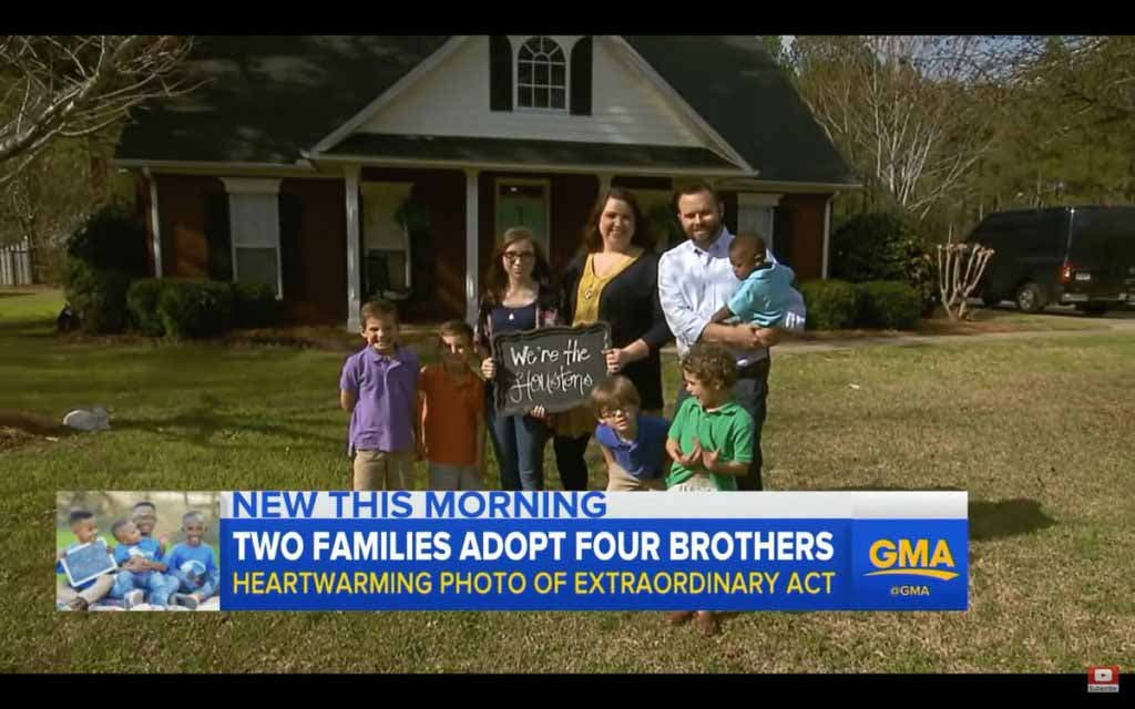 Le petit frère adopté avec sa nouvelle famille