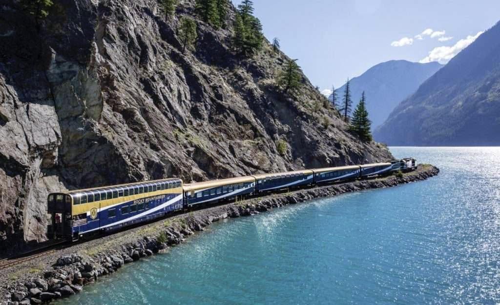 Le train qui passe par les montagnes rocheuses