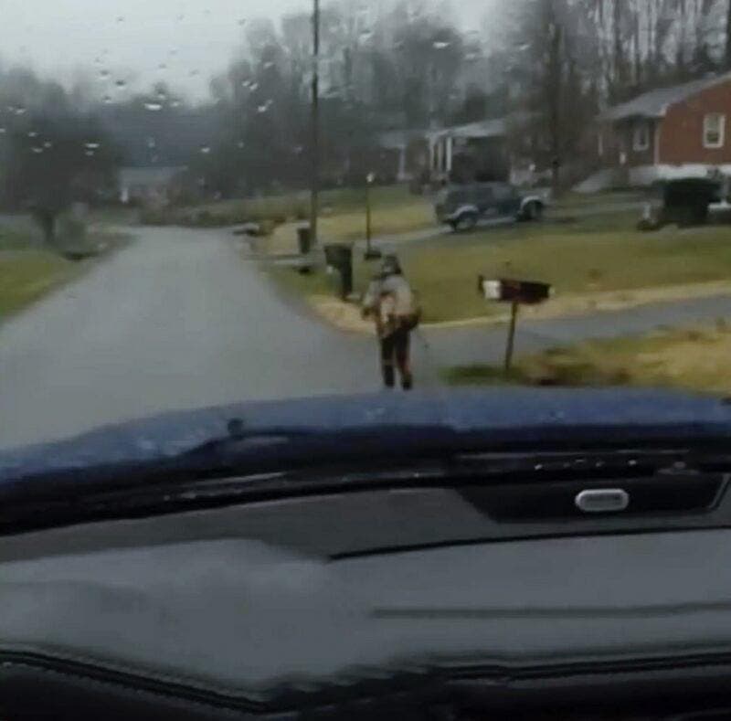 L’enfant qui marche sous la pluie