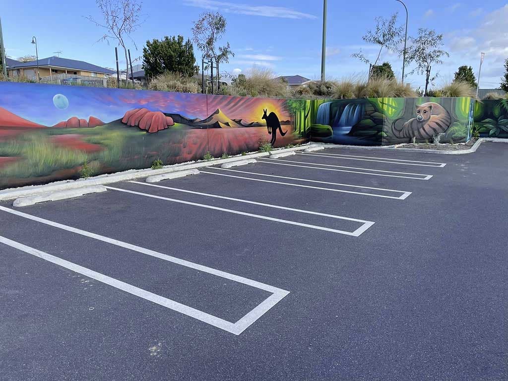 Les dessins sur les murs du parking