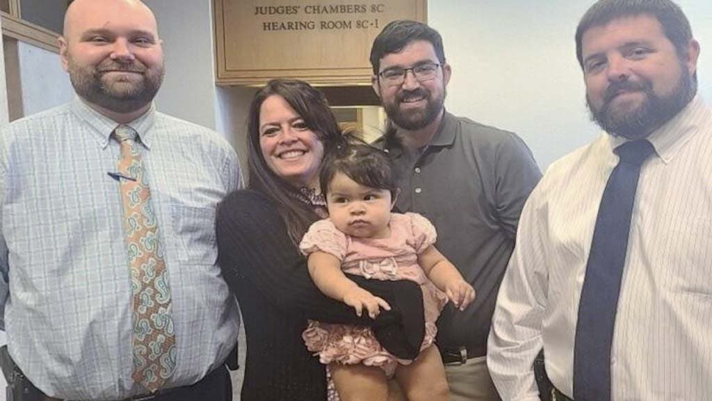 Les deux parents et leur nouvelle fille