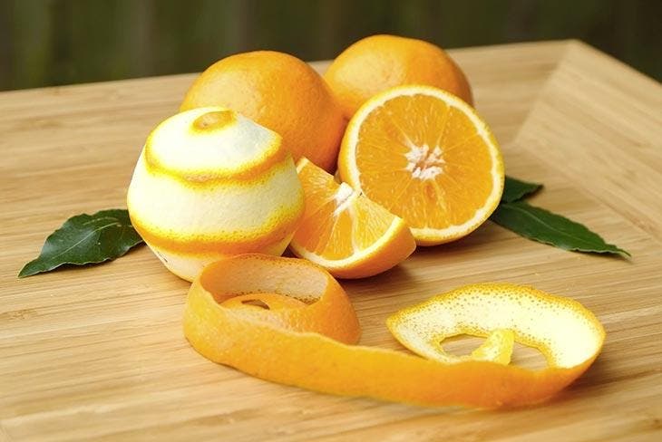 Les pelures d’orange sur une table