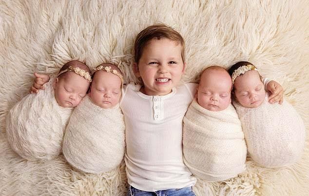 Les quatre bébés avec leur grand frère1