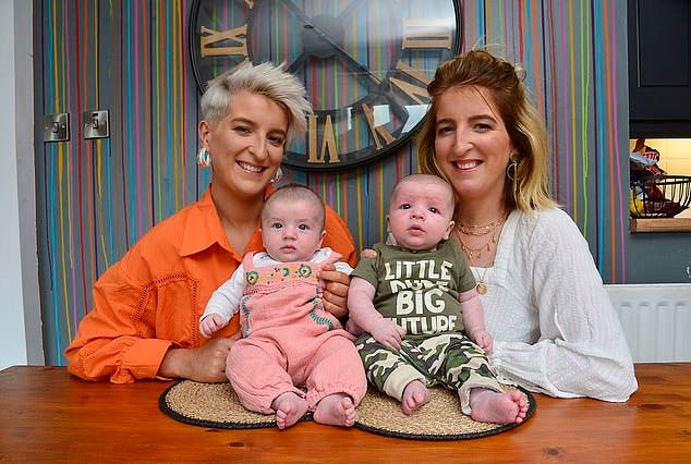 Les sœurs jumelles Sarah Brown et Claire Harkin photographiées avec leurs bébés de huit semaines