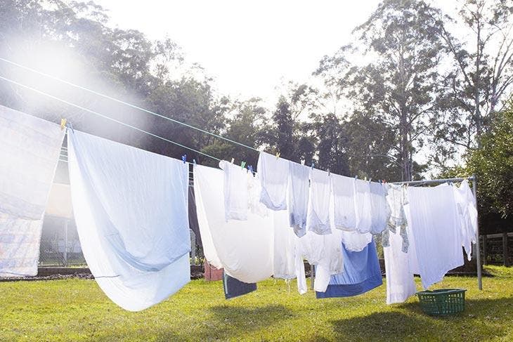 Linge étendu à l’extérieur de la maison. source : spm