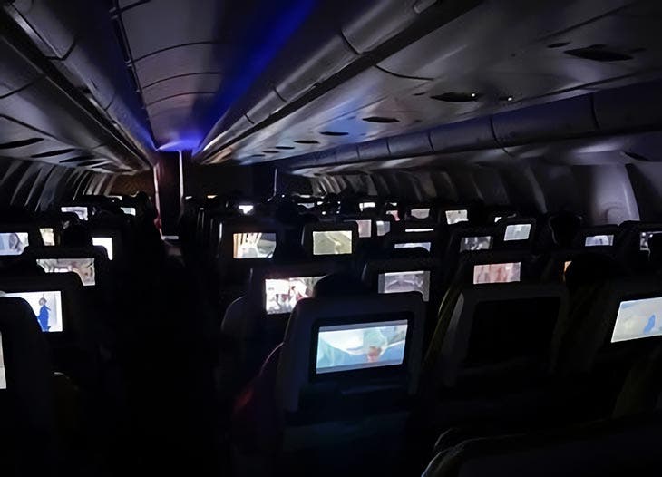 Lumières éteintes dans l’avion – source : spm