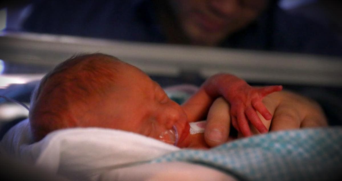 L’un des trois bébés nés prématurément dans une couveuse