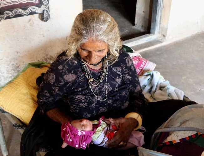 Madame Rabari et son bébé1